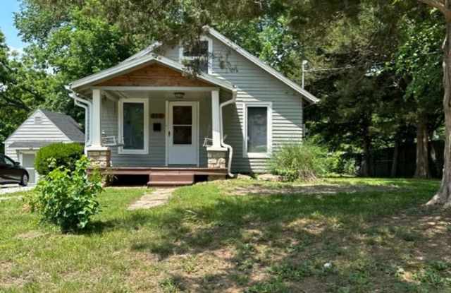 915 Locust Street - 915 Locust Street, Pleasant Hill, MO 64080