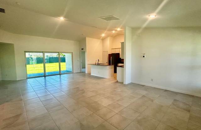 Spacious 4-Bedroom Cape Coral Home | Lawn care included Gallery 4