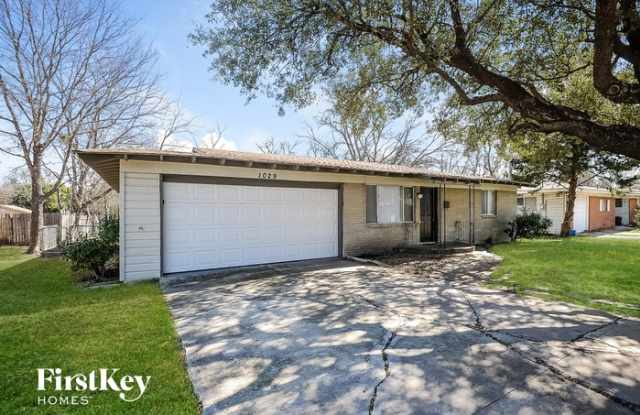 1029 Usher Street - 1029 Usher Street, Benbrook, TX 76126