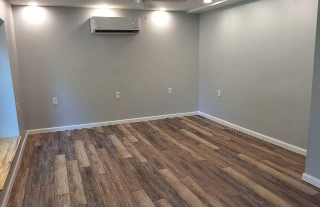 Maryville 37804 - Newly Renovated Lower Level Apartment, Open Living and Kitchen, Utilities Included Up to $300 per Month - Contact Sharon Arnwine (865) 313-7215 Gallery 4
