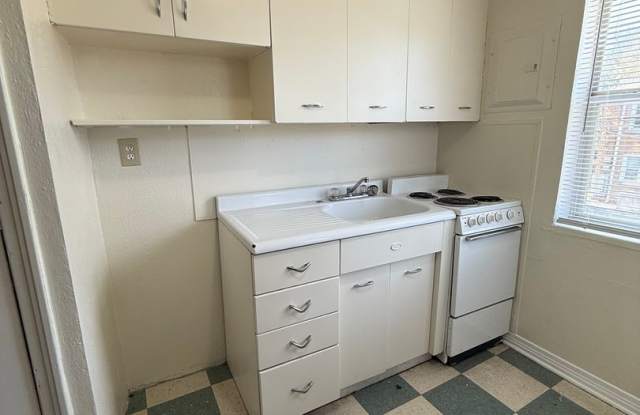Charming 1-Bed in the Plaza District – Hardwood Floors + FREE Laundry! Gallery 4