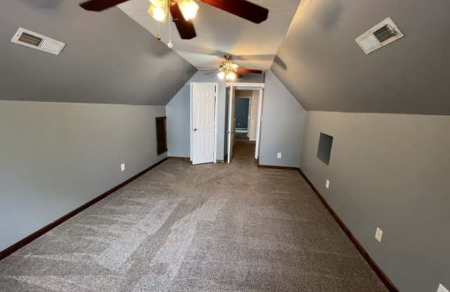 176 West Walnut Avenue Gallery 4