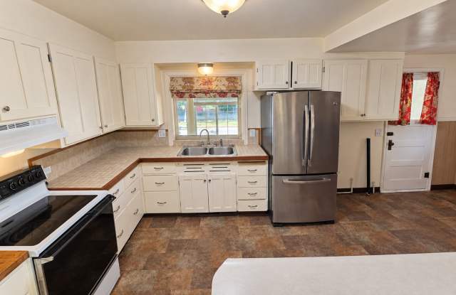 Spacious 3-Bedroom Home with Classic Charm, Sunroom & Private Backyard Gallery 3