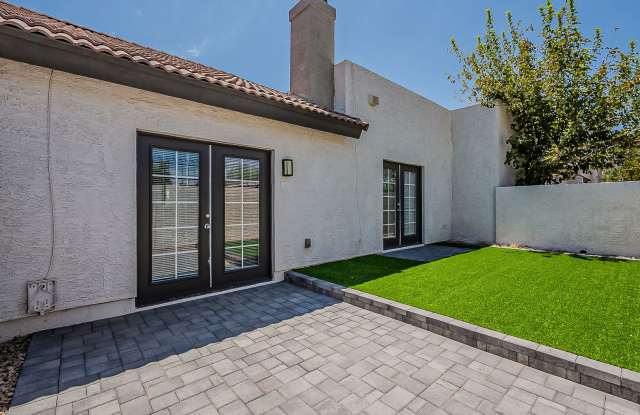 Fully Remodeled! 2 bed 2 bath Town-home in Central Phoenix!! Gated Community with Pool! photos photos