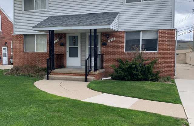 Beautiful 2-Story Townhouse Near Woodward Avenue in Berkley Gallery 1
