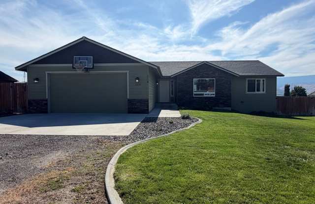 Now renting 3 bedroom House with additional pool house Gallery 1