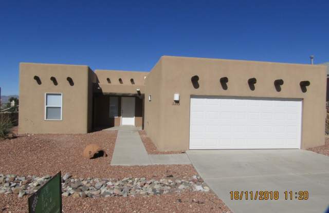 BEAUTIFUL HOME, LOCATED OFF OF ROADRUNNER!! Gallery 1