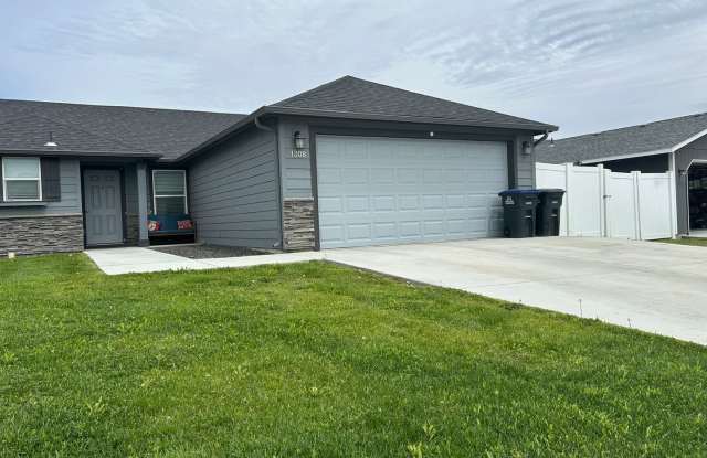 3 bed, 2 bath Rambler, near Park Orchard. Fully fenced. photos photos