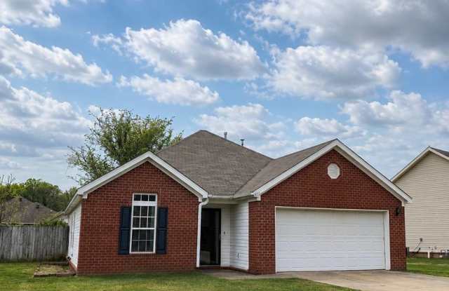 3bed/2bath Home with fenced yard!  New paint and Flooring Gallery 1