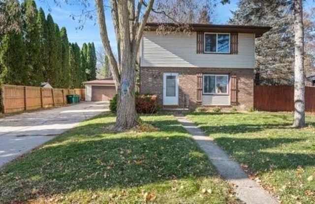 137 Judge Dr - 137 South Judge Drive, Saukville, WI 53080