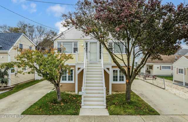 212 Randall Avenue Gallery 1