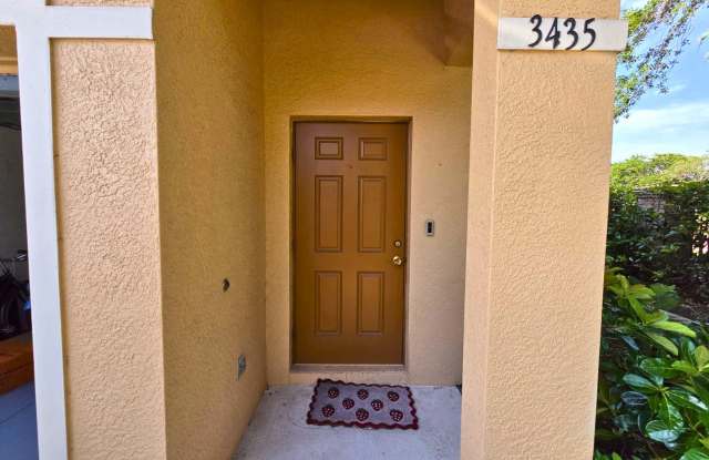 Gated 2BR/ 2BA Townhome Near UTC Gallery 3