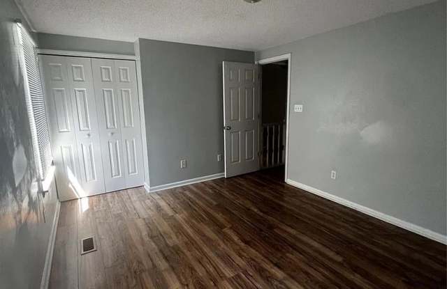 Room in 6 Bedroom Home at Flint Glenn Ln Gallery 4