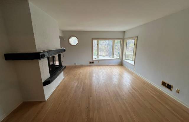 Riverside Spacious Single Family 4-Bedroom Home Gallery 4