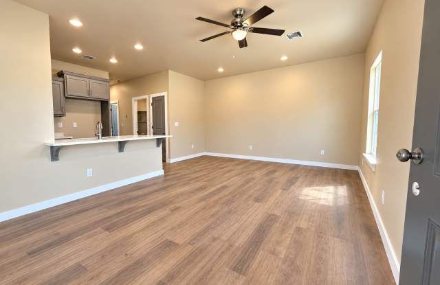 Brand-New 3BR/2BA Duplex Near Shopping & Fort Sill Gallery 4