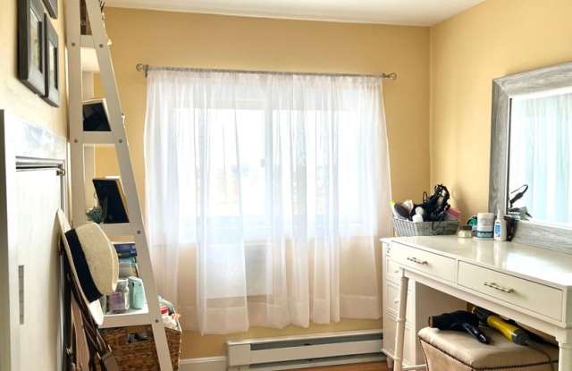 HUGE 3 bed duplex in the heart of Oak Square! Gallery 3