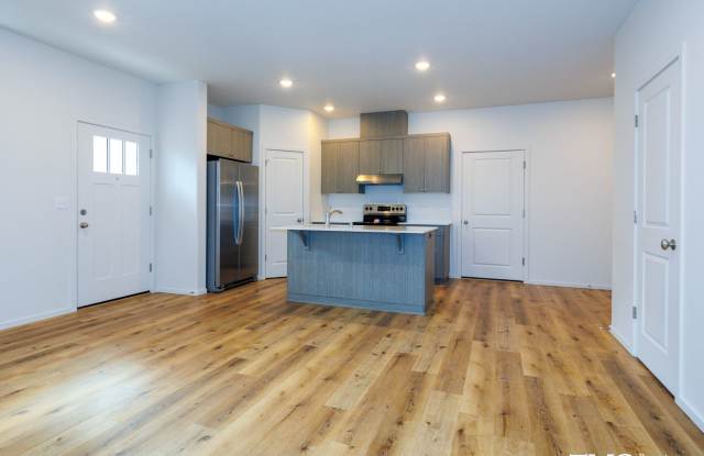 * Cute 3 Bedroom/2.5 Bath W/ Garage Now Leasing * Gallery 1