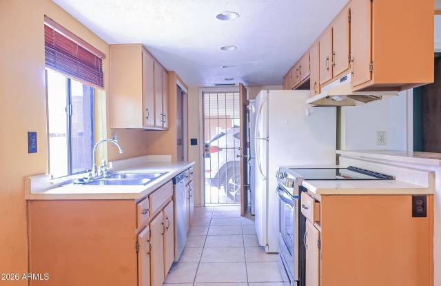 10407 N 11th Place Gallery 3