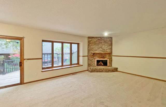 Big Beautiful End Unit Townhome, Fireplace, Vaulted Primary Suite, 2nd Primary Suite Lower Level, Deck,2-Car Garage Gallery 3