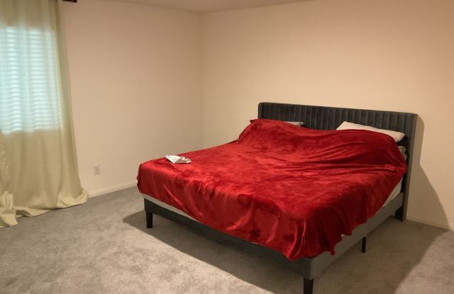 Furnished 4-Bedroom Home with Loft Gallery 4