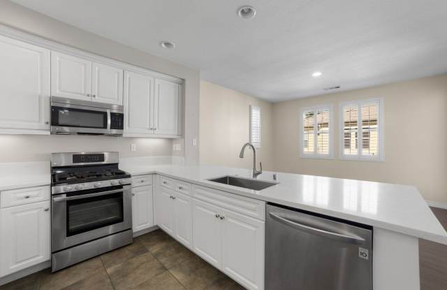 Charming 2BR Townhome in Rancho Cucamonga (Walking distance to Victoria Gardens!) Gallery 4