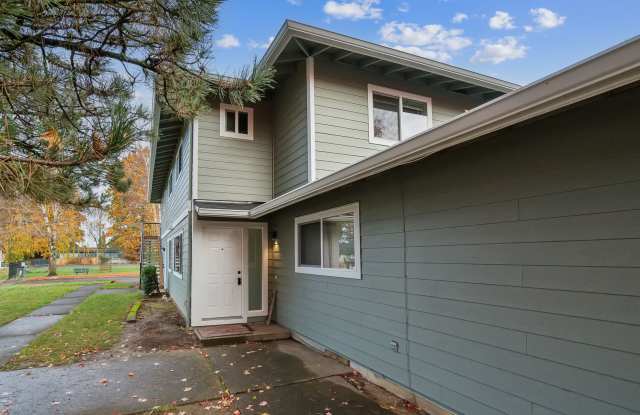 Newly Updated - Spacious Three Bedroom Condo - 3118 Northeast 16th Street, Gresham, OR 97030