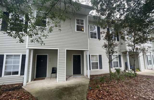 Welcome to this beautiful 2-bedroom, 2.5-bathroom townhome located in the desirable Magnolia Place community—just a short drive from I-75 and Santa Fe College photos photos