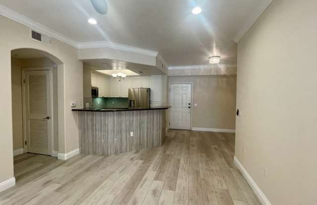 Beautiful 2 bedrooms + Den/Office or Bonus room, 2 bath condo in La Jolla for rent! Gallery 4