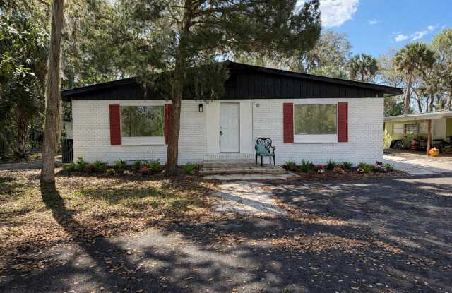 502 NW Crystal St photos photos