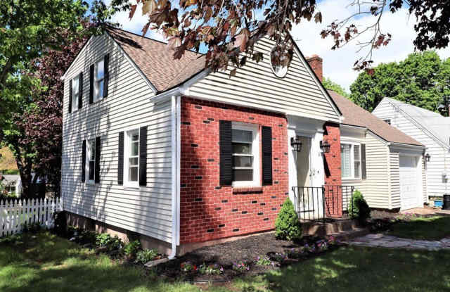Beautiful 5 Bed, 2 Bath Single Family Cape for Rent in East Hartford! Gallery 3