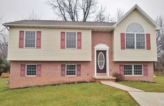 3 Bed / 2 Bath Single Family Home Gallery 1