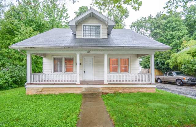 **August 2027** Updated Bathrooms, Garage & Outdoor Space!! 3 Bed, 2 Bath House!! Gallery 1