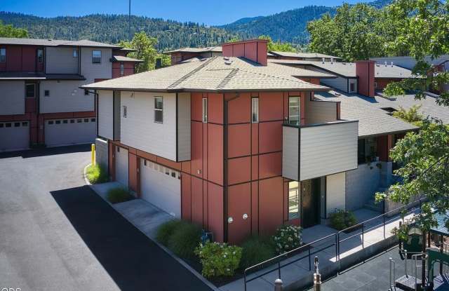 Phillips Corner – Newer Townhome with a RARE 2-Car Garage in the Heart of Ashland! Gallery 1