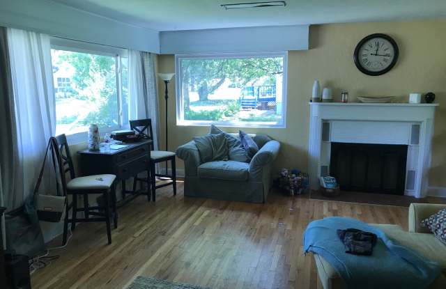 Walking distance of downtown, next door to Again St. Park! Gallery 1