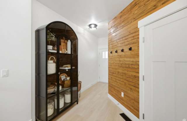 Luxury Farmington Home | 3 Beds | Mountain Views, Near Farmington Station Gallery 3