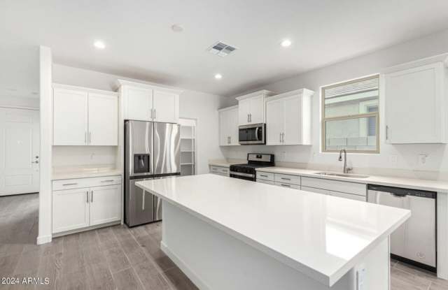 Spacious 3 bed 3 bath Single Story in Avondale Gallery 4