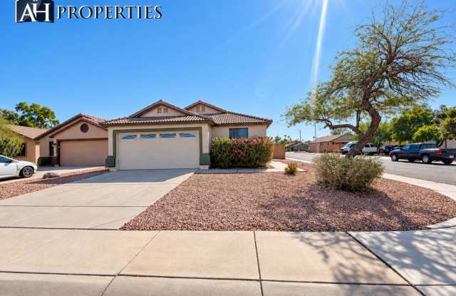Freshly renovated cul-de-sac corner lot home Gallery 3