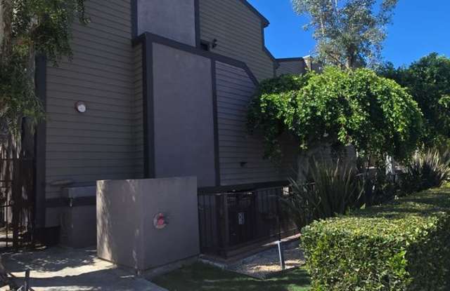 Glendale 1 Bed, 1 Bath Condo for lease - Hardwood Floors - Central Air - Gated Parking Gallery 3