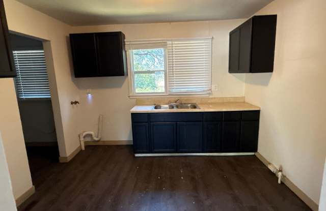 3 bed 1 Bath Huge backyard Gallery 4