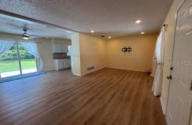 pool property for rent in Palm Coast Gallery 4