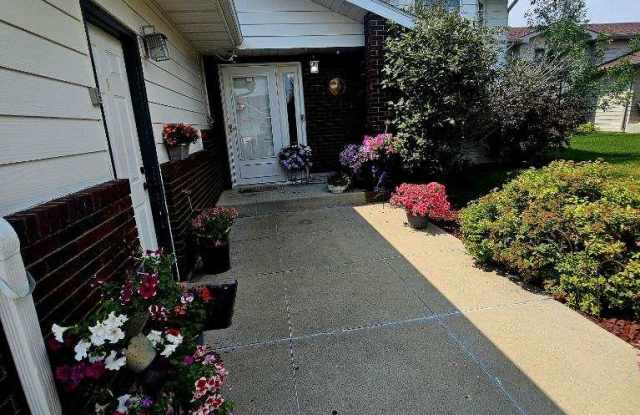 2736 Essex Loop Gallery 2