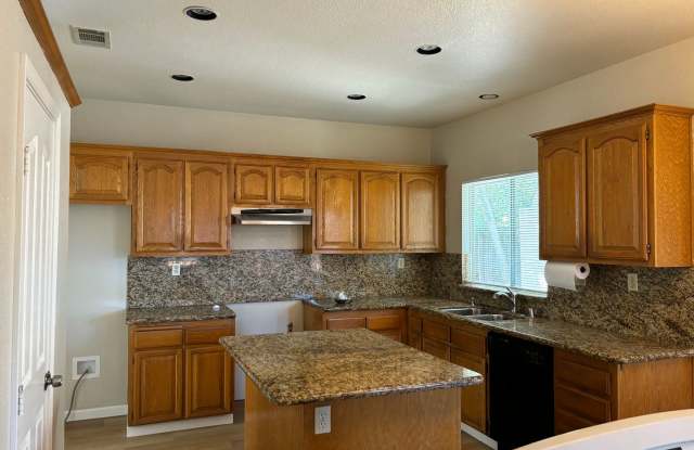 IDEAL ANTIOCH 4 BEDROOMS AND 3 BATHROOMS! NEW LAMINATE FLOORING ON MAIN LEVEL AND NEW INTERIOR PAINT Gallery 4