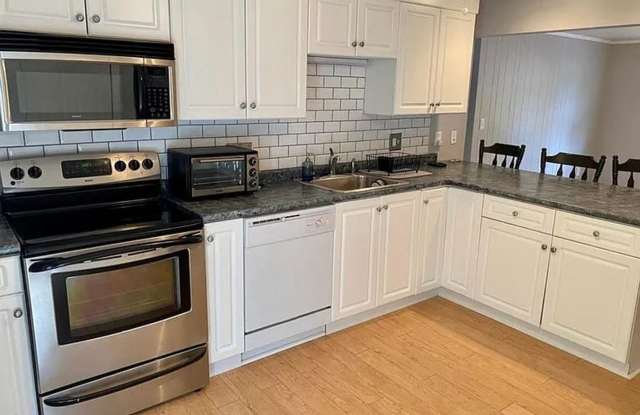 Special Deal, approved candidates get second months' rent half off! Close to Shipyard and downtown Kittery photos photos