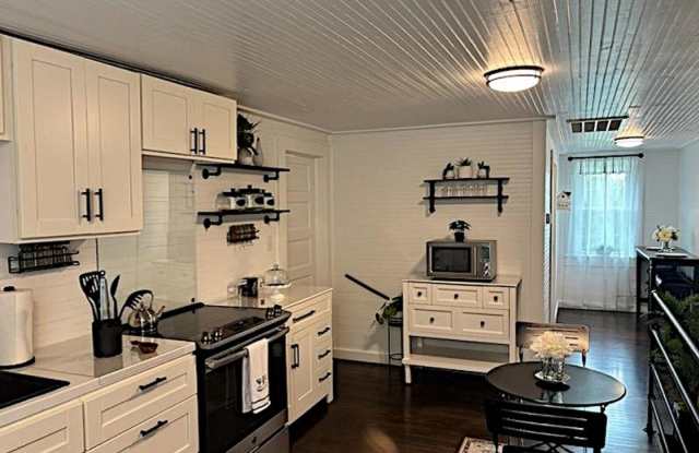 2 bed/ 1 bath apartment on 4.3 Acres in Salisbury Gallery 1