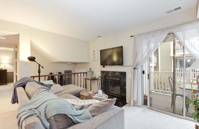 Sensational 1 bedroom condo in Shirlington! + DEN  PARKING! - 2813 South Woodrow Street, Arlington, VA 22206