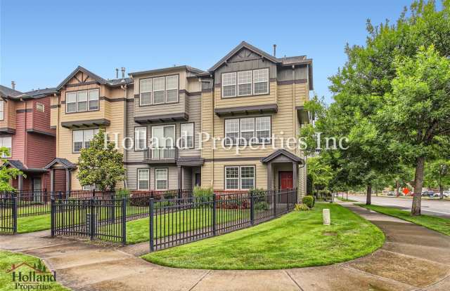 3-Level Corner Lot Townhouse in Hillsboro - 1 MONTH FREE Move In Special! Gallery 3