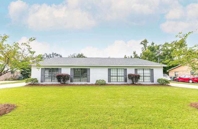 Available 10/15/2026! Beautiful 3 bed 2 bath duplex in Foley, AL. Gallery 1