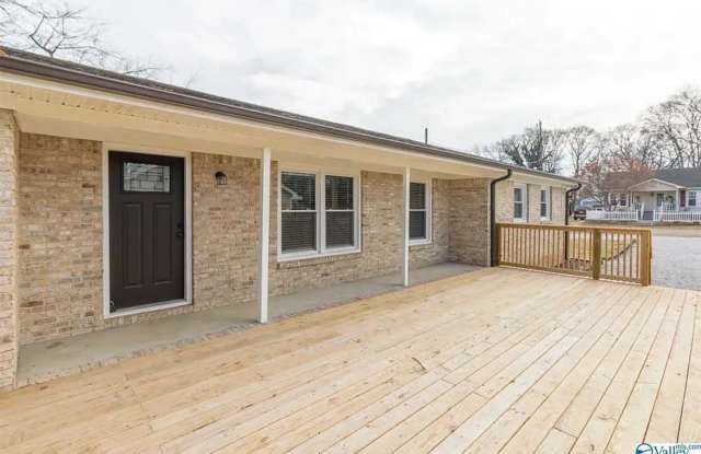 SPACIOUS BRICK RANCH | 3 BEDROOM WITH BONUS | ***STOVEHOUSE/DOWNTOWN*** $500 off First Month Gallery 4