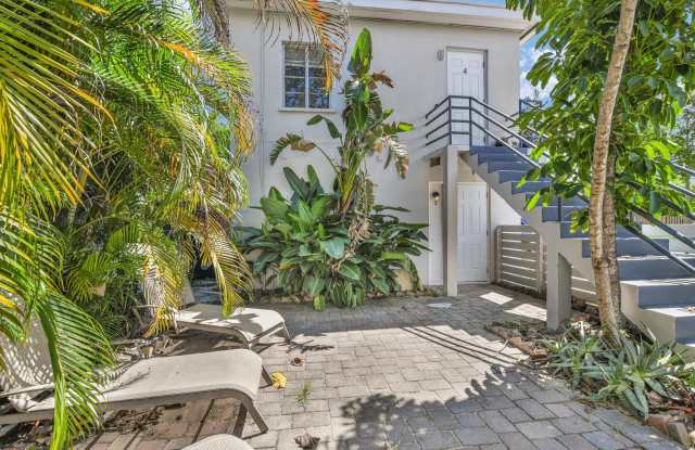 818 N Dixie Highway unit: 3 photos photos