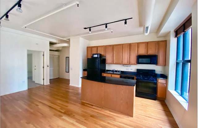 6 East Monroe Street Gallery 3